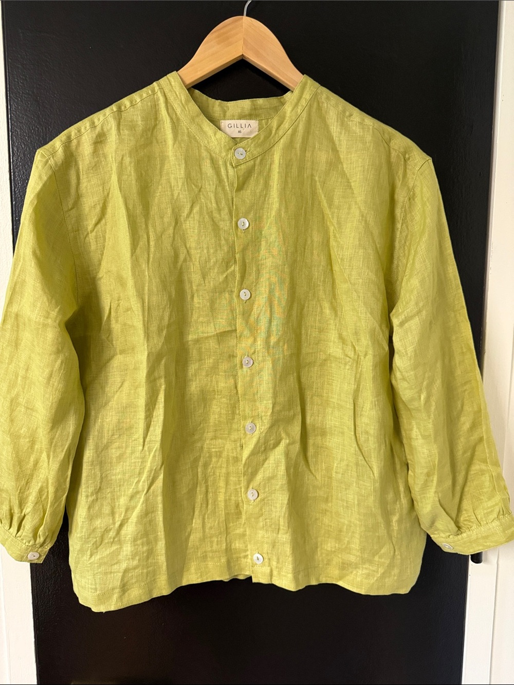 Gillia shirt is crafted from breathable linen and a structured mandarin collar.